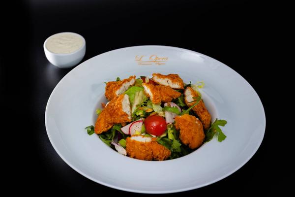 Salată cu piept de pui în crustă panko cu sos Ranch 